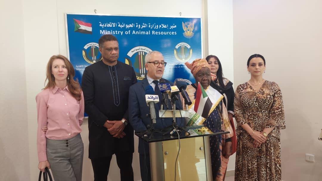 وفد أمريكي يبدي استعدادة للاستثمار في مجال الثروة الحيوانيه وفد أمريكي يبدي استعدادة للاستثمار في مجال الثروة الحيوانيه