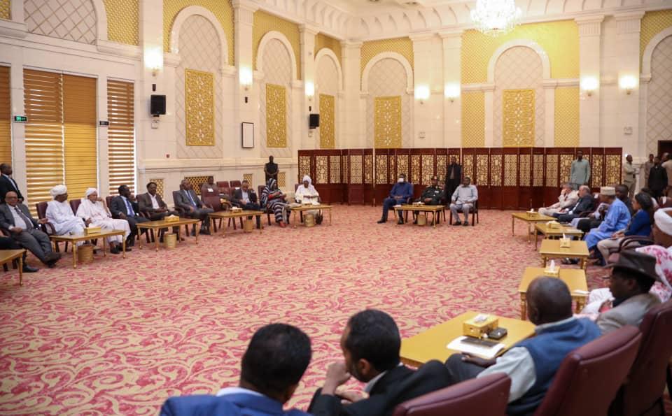 تفاصيل اجتماع بالقصر الرئاسي ناقش العملية السياسية وتحديد موعد التوقيع النهائي تفاصيل اجتماع بالقصر الرئاسي ناقش العملية السياسية وتحديد موعد التوقيع النهائي