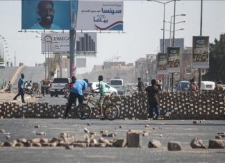 السودان.. مئات المحتجين القبليين يغلقون طريق الخرطوم بورتسودان السودان.. مئات المحتجين القبليين يغلقون طريق الخرطوم بورتسودان