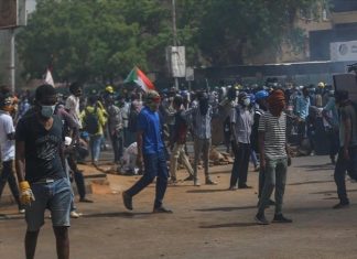 مظاهرات ضد “الاتفاق الإطاري” بين العسكر والمدنيين السودان.. مظاهرات ضد "الاتفاق الإطاري" بين العسكر والمدنيين