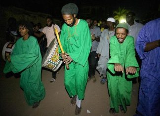 في السودان.. مسحراتي بشهادة جامعية (تقرير) في السودان.. مسحراتي بشهادة جامعية (تقرير)