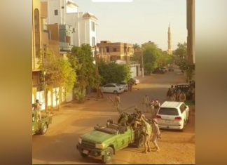 تجدد الاشتباكات وفرار قادة وترك معدات عسكرية وسيطرة على القصر وتضارب المعلومات وارتفاع حصيلة ضحايا المواجهات بين الجيش والدعم السريع من المدنيين والقوات المسلحة تستولي على مقار قوات حميدتي وحديث عن قصف بطيران اجنبي (فيديو) تجدد الاشتباكات وفرار قادة وترك معدات عسكرية وسيطرة على القصر وتضارب المعلومات وارتفاع حصيلة ضحايا المواجهات بين الجيش والدعم السريع من المدنيين والقوات المسلحة تستولي على مقار قوات حميدتي وحديث عن قصف بطيران اجنبي (فيديو)