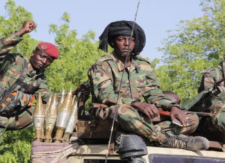 فرار 320 عسكريا سودانيا وتسليم اسلحتهم إلى تشاد فرار 320 عسكريا سودانيا وتسليم اسلحتهم إلى تشاد