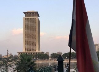 مصر تعلن “إعادة تمركز” بعثتها الدبلوماسية خارج الخرطوم مصر تعلن "إعادة تمركز" بعثتها الدبلوماسية خارج الخرطوم