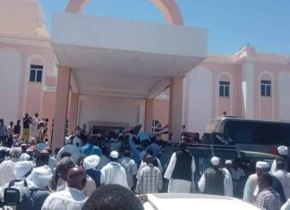 محتجون يمهلون فولكر والسفير الإماراتي 72 ساعة لمغادرة بورتسودان محتجون يمهلون فولكر والسفير الإماراتي 72 ساعة لمغادرة بورتسودان