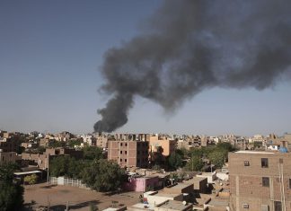 اشتباكات عنيفة في الخرطوم.. السلطات السودانية تؤكد قدرتها على حسم المعركة وبايدن يهدد بالعقوبات اشتباكات عنيفة في الخرطوم.. السلطات السودانية تؤكد قدرتها على حسم المعركة وبايدن يهدد بالعقوبات