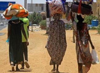 اقتصاد النزوح في السودان: شلل الإنتاج وهروب العمالة اقتصاد النزوح في السودان: شلل الإنتاج وهروب العمالة