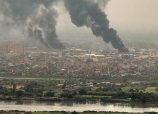 الخرطوم بعد شهر من المواجهات.. السودانيون يتعايشون مع حياة قاسية الخرطوم بعد شهر من المواجهات.. السودانيون يتعايشون مع حياة قاسية