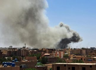 معارك في الخرطوم واشتباكات بدارفور والبرهان يقيل مسؤولين عسكريين ومدنيين معارك في الخرطوم واشتباكات بدارفور والبرهان يقيل مسؤولين عسكريين ومدنيين