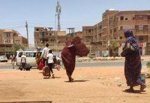 عالقون بين الجنرالين… تجار الحرب يستغلون مأساة السودانيين عالقون بين الجنرالين... تجار الحرب يستغلون مأساة السودانيين