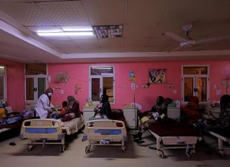 تحولت لثكنات وساحات معارك.. مستشفيات الخرطوم عاجزة أمام النهب والقصف وطرد الأطباء تحولت لثكنات وساحات معارك.. مستشفيات الخرطوم عاجزة أمام النهب والقصف وطرد الأطباء