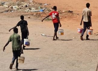 سودانيون يعانون للحصول على المياه وسط الاشتباكات في ضواحي الخرطوم سودانيون يعانون للحصول على المياه وسط الاشتباكات في ضواحي الخرطوم