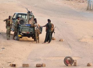 الجيش السوداني يستعيد قاعدة بالخرطوم والدعم السريع يتحدث عن انتزاع حامية عسكرية بدارفور الجيش السوداني يستعيد قاعدة بالخرطوم والدعم السريع يتحدث عن انتزاع حامية عسكرية بدارفور