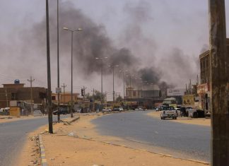 السودان.. تحركات دبلوماسية في القاهرة والرياض والاشتباكات تتصاعد بأنحاء الخرطوم السودان.. تحركات دبلوماسية في القاهرة والرياض والاشتباكات تتصاعد بأنحاء الخرطوم