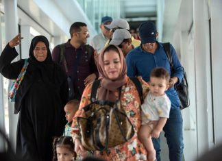 غادرن السودان على عجل وتركن أزواجهن.. مغربيات يأملن لم شمل أسرهن وانتهاء المعارك غادرن السودان على عجل وتركن أزواجهن.. مغربيات يأملن لم شمل أسرهن وانتهاء المعارك