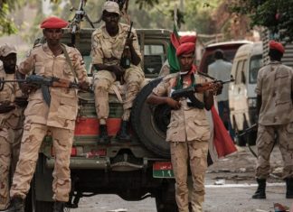 بعد ساعات من هدنة حميدتي.. “الدعم السريع” تهاجم موقعين للجيش في الخرطوم وانتقادات حكومية لمبادرة إيغاد بعد ساعات من هدنة حميدتي.. "الدعم السريع" تهاجم موقعين للجيش في الخرطوم وانتقادات حكومية لمبادرة إيغاد