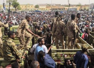 الجيش السوداني يلقي القبض على شحنات وقود مهربة في طريقها لإسناد قوات الدعم السريع الجيش السوداني يلقي القبض على شحنات وقود مهربة في طريقها لإسناد قوات الدعم السريع