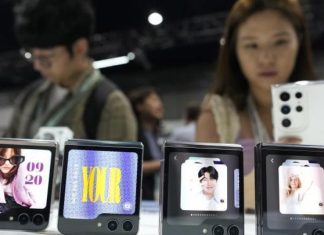 “سامسونغ” تكشف عن هاتفين ذكيين قابلين للطي "سامسونغ" تكشف عن هاتفين ذكيين قابلين للطي