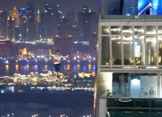 رقم قياسي في قطر للمشي على أطول حبل مضيء بالعالم رقم قياسي في قطر للمشي على أطول حبل مضيء بالعالم