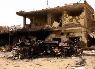 “الموت طرق بابنا”.. المدنيون يعيشون رعبا لا يمكن تصوره في السودان وتقارير تكشف وقائع صادمة “الموت طرق بابنا”.. المدنيون يعيشون رعبا لا يمكن تصوره في السودان وتقارير تكشف وقائع صادمة