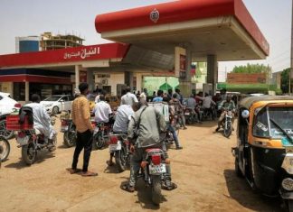 السودان يرفع أسعار البنزين.. والمالية تنفي دفع رواتب “الدعم السريع” السودان يرفع أسعار البنزين.. والمالية تنفي دفع رواتب "الدعم السريع"