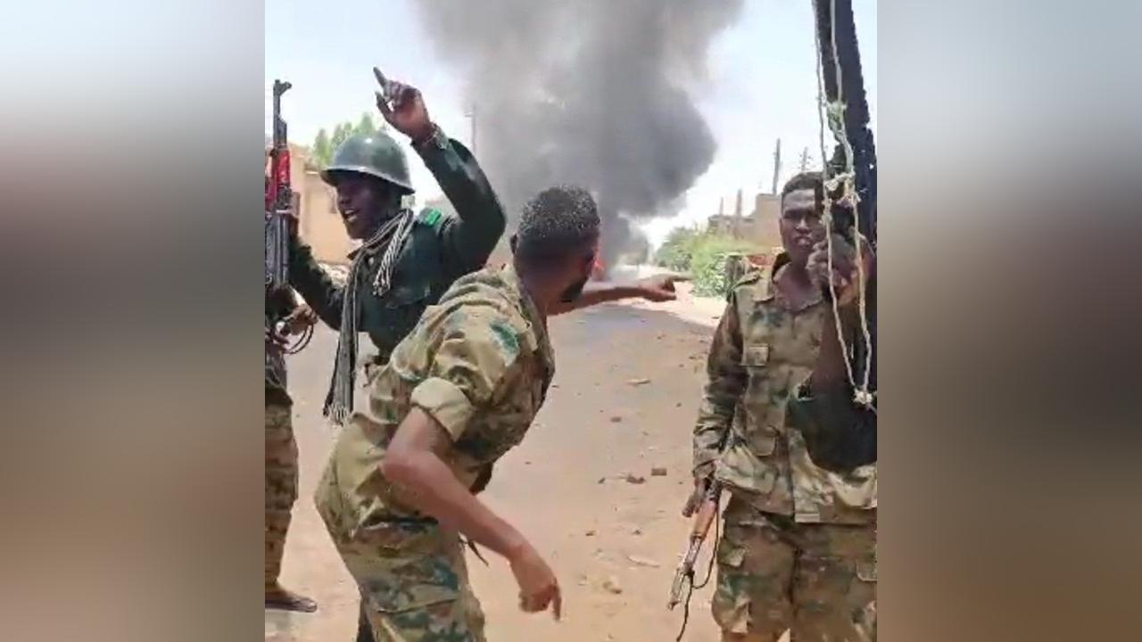 الجيش السوداني يكشف عن مئات القتلى في معارك أمدرمان وأسر ضابط بالدعم السريع شقيق رئيس وفده في مفاوضات جدة الجيش السوداني يكشف عن مئات القتلى في معارك أمدرمان وأسر ضابط بالدعم السريع شقيق رئيس وفده في مفاوضات جدة