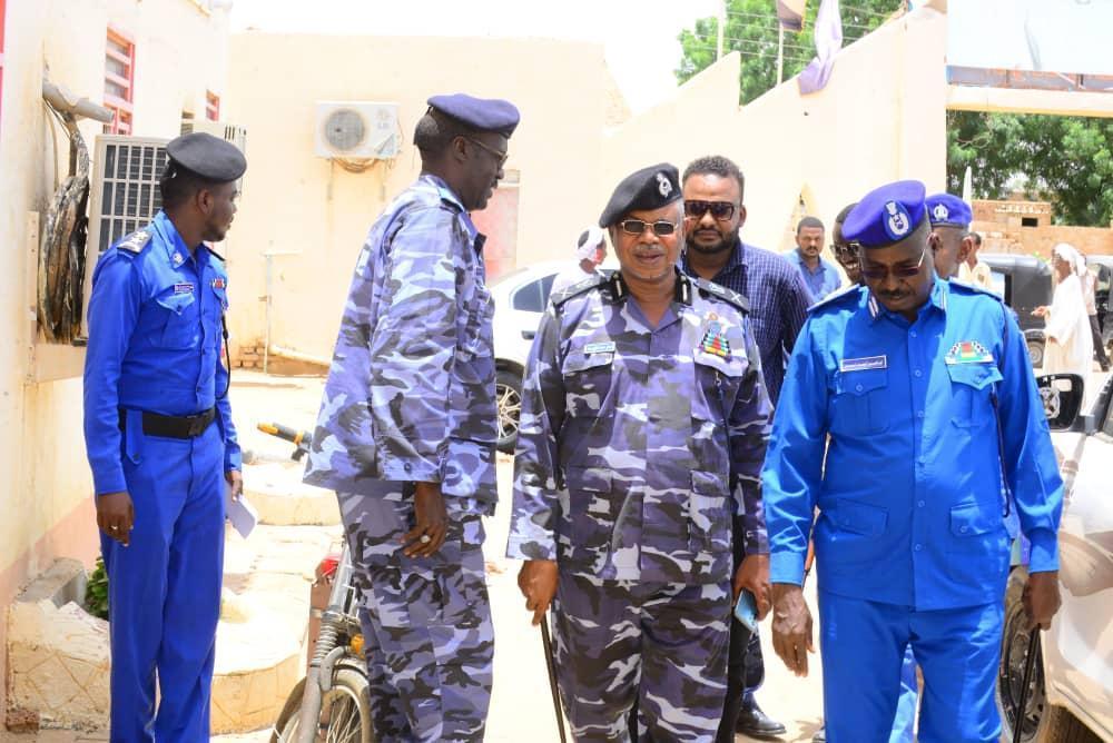 مشرف القطاع الشمالي بالشرطة يقف علي الأوضاع الأمنية بنهر النيل مشرف القطاع الشمالي بالشرطة يقف علي الأوضاع الأمنية بنهر النيل