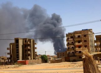 القتال يحتدم بالخرطوم وعدة ولايات وحاكم دارفور يدعو إلى حوار سياسي القتال يحتدم بالخرطوم وعدة ولايات وحاكم دارفور يدعو إلى حوار سياسي