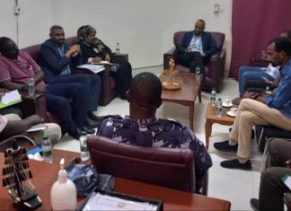 وزير الصحة الإتحادية يستمع لتقرير الفريق التنفيذي اللوجستي للمساعدات الصحية وزير الصحة الإتحادية يستمع لتقرير الفريق التنفيذي اللوجستي للمساعدات الصحية