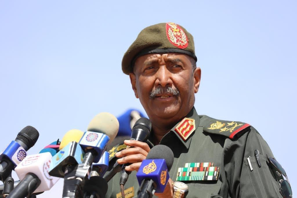 البرهان في عيد الجيش يتعهد بالنصر ويتهم حميدتي بممارسة أبشع فصول الإرهاب وقاد أكبر ظاهرة قامت على التضليل البرهان في عيد الجيش يتعهد بالنصر ويتهم حميدتي بممارسة أبشع فصول الإرهاب وقاد أكبر ظاهرة قامت على التضليل