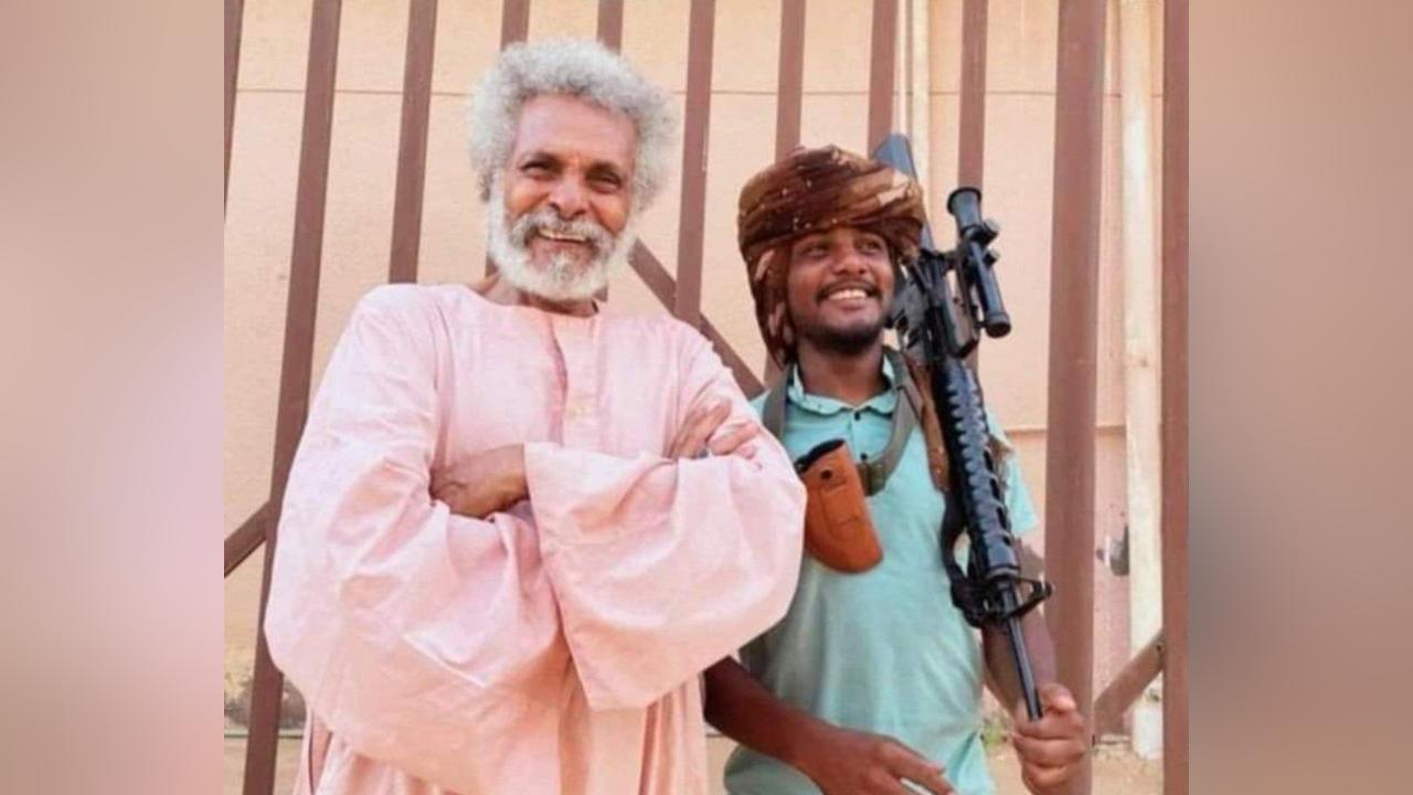 صورة للفنان ابوعركي البخيت مع قوات الدعم السريع تثير جدلا واسعا صورة للفنان ابوعركي البخيت مع قوات الدعم السريع تثير جدلا واسعا