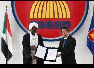 اعتماد السفير ياسر محمد مندوباً دائماً لحكومة السودان لدى “الآسيان” اعتماد السفير ياسر محمد مندوباً دائماً لحكومة السودان لدى "الآسيان"