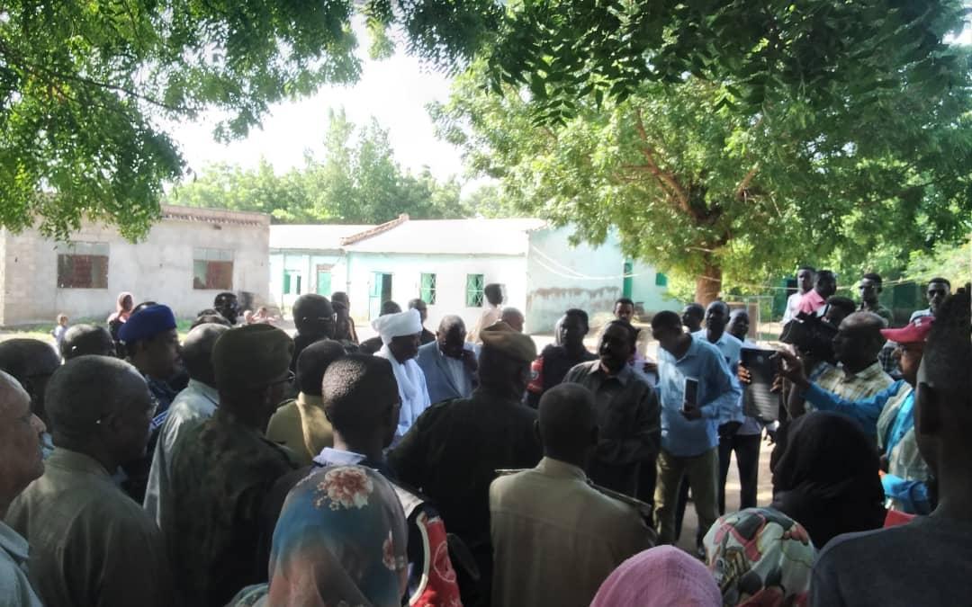 وزير الحكم الاتحادي يقف علي معسكرات إيواء النازحين بولاية سنار وزير الحكم الاتحادي يقف علي معسكرات إيواء النازحين بولاية سنار