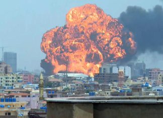 انفجار ضخم يهز وسط الخرطوم.. غارات للجيش السوداني والدعم السريع يقصف أم درمان انفجار ضخم يهز وسط الخرطوم.. غارات للجيش السوداني والدعم السريع يقصف أم درمان