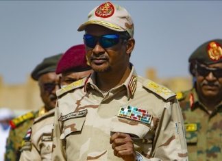 حميدتي: نظام الحكم في السودان ينبغي أن يكون “فدراليا مدنيا” حميدتي: نظام الحكم في السودان ينبغي أن يكون "فدراليا مدنيا"