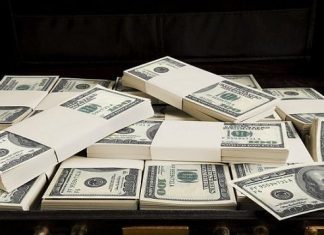 الدولار يتخطى حاجز الـ «700» جنيه الدولار يتخطى حاجز الـ «700» جنيه