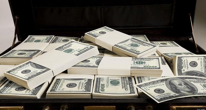 الدولار يتخطى حاجز الـ «700» جنيه الدولار يتخطى حاجز الـ «700» جنيه