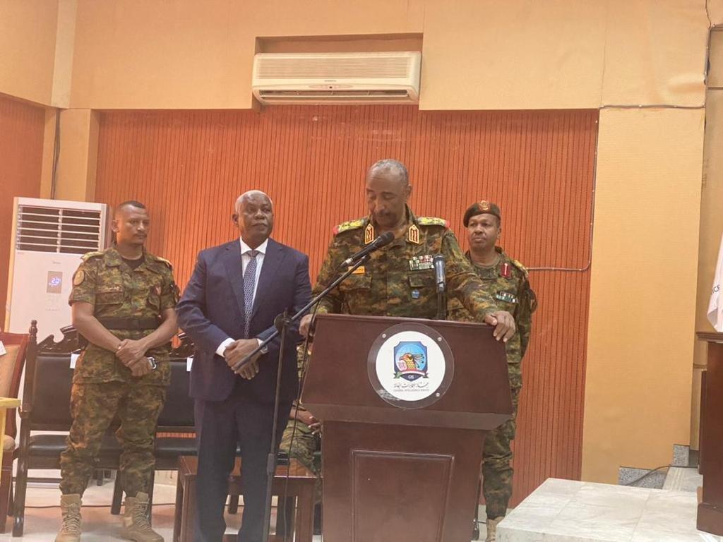 البرهان يكشف معلومات لأول مرة عن دور جهاز المخابرات في الحرب البرهان يكشف معلومات لأول مرة عن دور جهاز المخابرات في الحرب