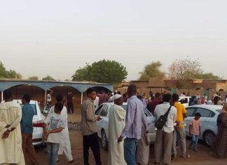 تدافع كبير للمواطنين السودانيين أمام مراكز استخراج الجواز تدافع كبير للمواطنين السودانيين أمام مراكز استخراج الجواز