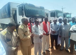 والي سنار بالانابة يتسلم قافلة مساعدات للوافدين من الخرطوم والي سنار بالانابة يتسلم قافلة مساعدات للوافدين من الخرطوم