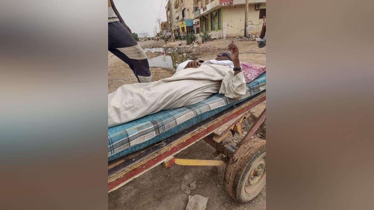 إجلاء شاعر سوداني كبير من امدرمان عبر عربة كارو إجلاء شاعر سوداني كبير من امدرمان عبر عربة كارو