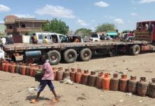 السودان: شح الوقود وزيادة سعره بعد سيطرة الدعم السريع على مصفاة نفط السودان: شح الوقود وزيادة سعره بعد سيطرة الدعم السريع على مصفاة نفط