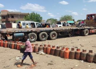 السودان: شح الوقود وزيادة سعره بعد سيطرة الدعم السريع على مصفاة نفط السودان: شح الوقود وزيادة سعره بعد سيطرة الدعم السريع على مصفاة نفط