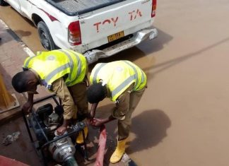 تواصل عمليات سحب المياه من شوارع مدينة دنقلا تواصل عمليات سحب المياه من شوارع مدينة دنقلا