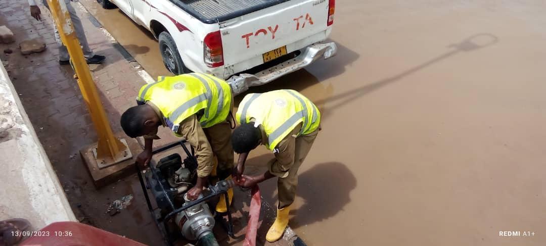 تواصل عمليات سحب المياه من شوارع مدينة دنقلا تواصل عمليات سحب المياه من شوارع مدينة دنقلا