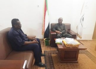 والي الشمالية يلتقي مدير بنك الاسرة بالولاية والي الشمالية يلتقي مدير بنك الاسرة بالولاية