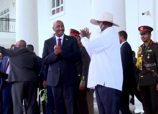 البرهان يلتقي رئيس أوغندا والمعارك تحتدم بمحيط قيادة الجيش البرهان يلتقي رئيس أوغندا والمعارك تحتدم بمحيط قيادة الجيش