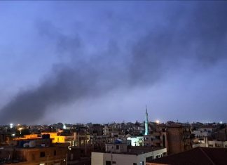 الجيش السوداني و”الدعم السريع” يتبادلان اتهامات بحرق مقار حكومية الجيش السوداني و"الدعم السريع" يتبادلان اتهامات بحرق مقار حكومية