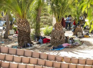 إخلاء ساحة وسط صفاقس التونسية من مهاجرين بينهم سودانيون إخلاء ساحة وسط صفاقس التونسية من مهاجرين بينهم سودانيون