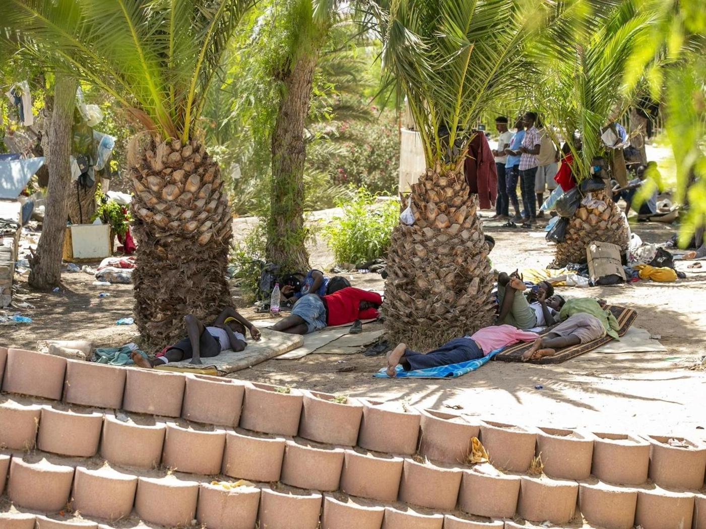 إخلاء ساحة وسط صفاقس التونسية من مهاجرين بينهم سودانيون إخلاء ساحة وسط صفاقس التونسية من مهاجرين بينهم سودانيون